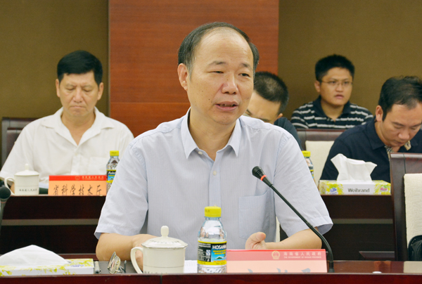 省政府副秘书长方少民主持汇报会并介绍我省公共机构节能工作.